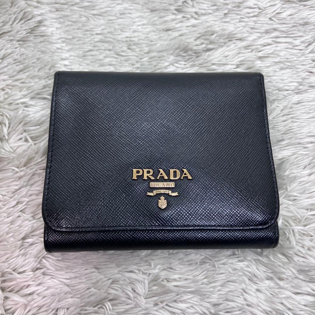 美品✨PRADA サフィアーノ メタルロゴ 二つ折り財布 フラップ ブラック