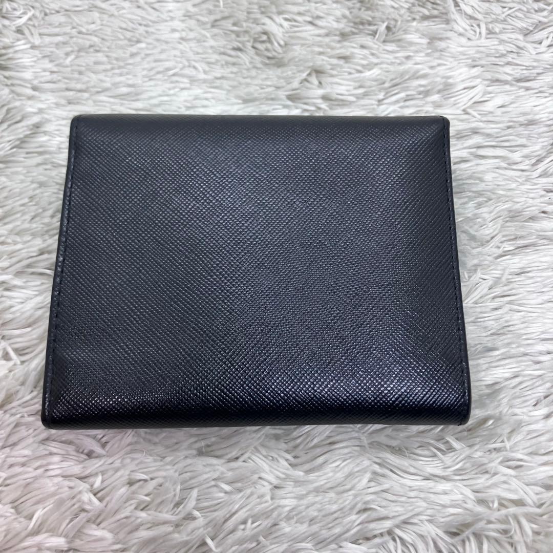 美品✨PRADA サフィアーノ メタルロゴ 二つ折り財布 フラップ ブラック