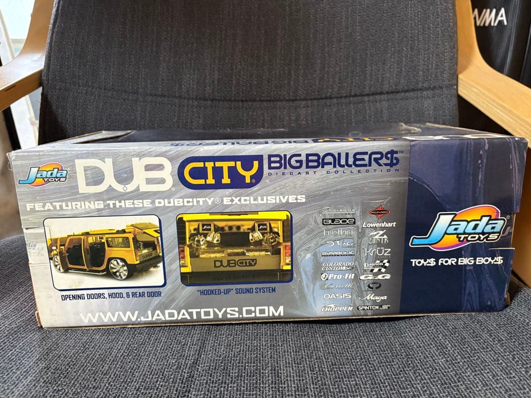 DUB CITY HUMMER H2 1:18 ミニカー