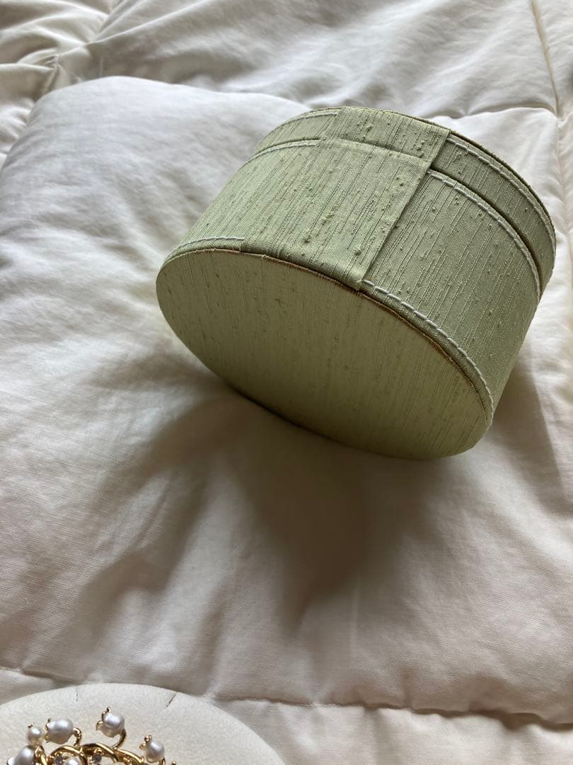 VENDOME スズランブローチ・イヤリングセット　刺繍ジュエリーBOX付き