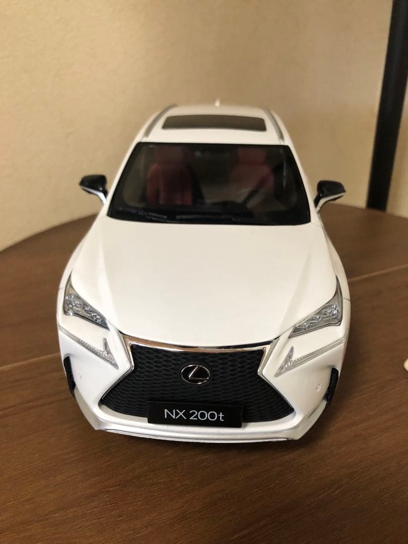 レクサス NX 200t ミニカー ホワイト　1/18 2015