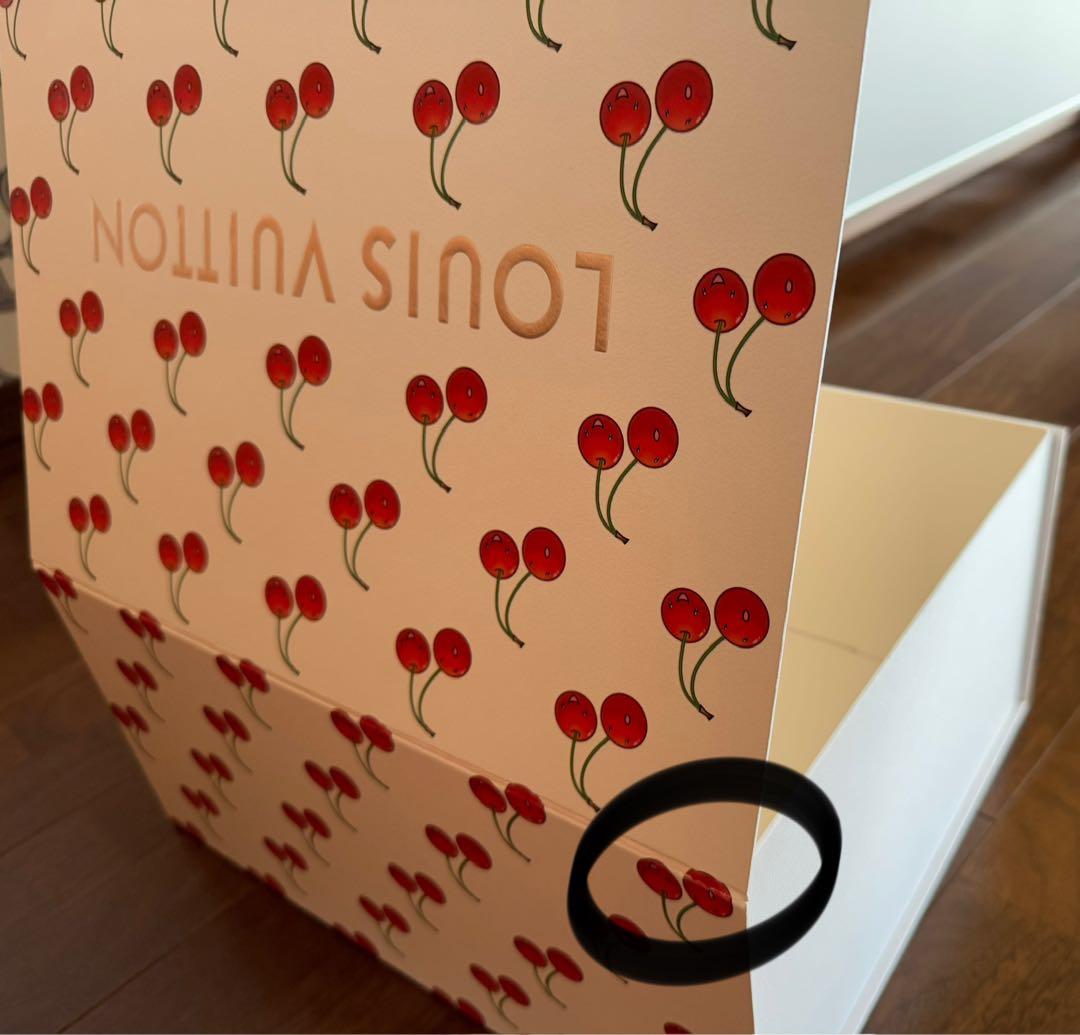 LVチェリー柄ショップ袋1枚、チェリー柄ダンボール1点、包装用紐1点