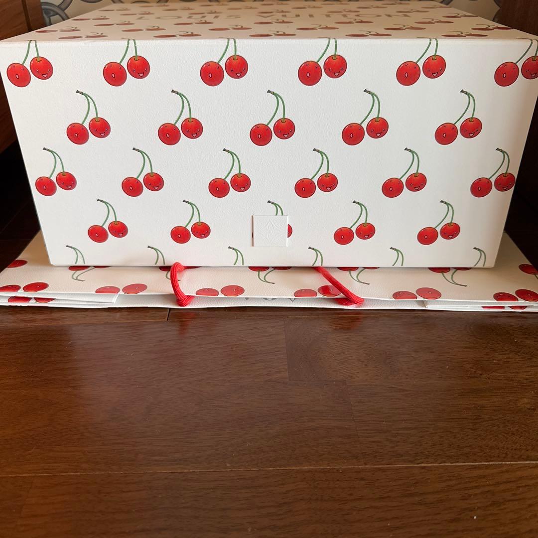 LVチェリー柄ショップ袋1枚、チェリー柄ダンボール1点、包装用紐1点