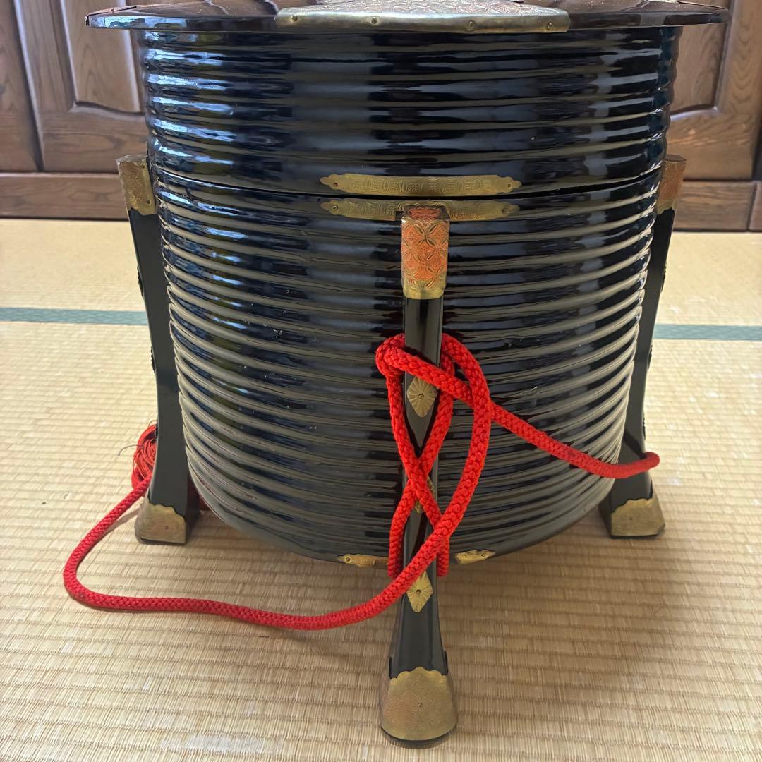 漆器　行器　外居　円筒型　4本脚　蓋付き　年代物アンティーク品　餅まき用　木箱付