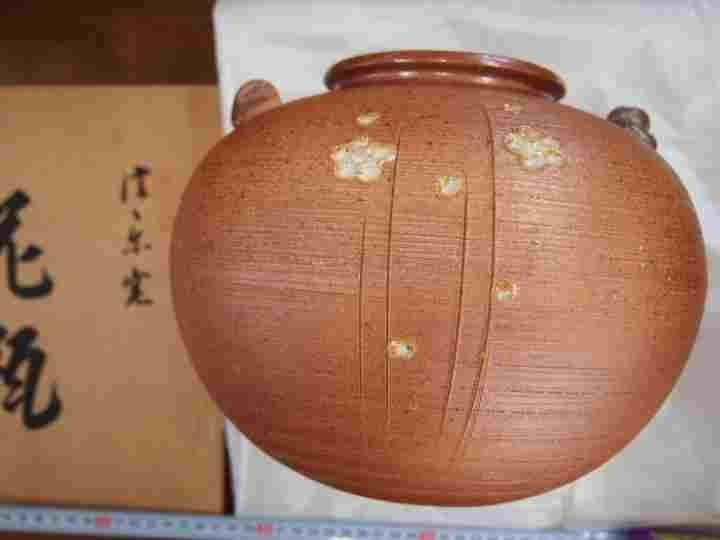 コロナ禍支援　特別価格！　信楽焼の銘窯　明山作　「松皮梅彫」平丸８号花瓶