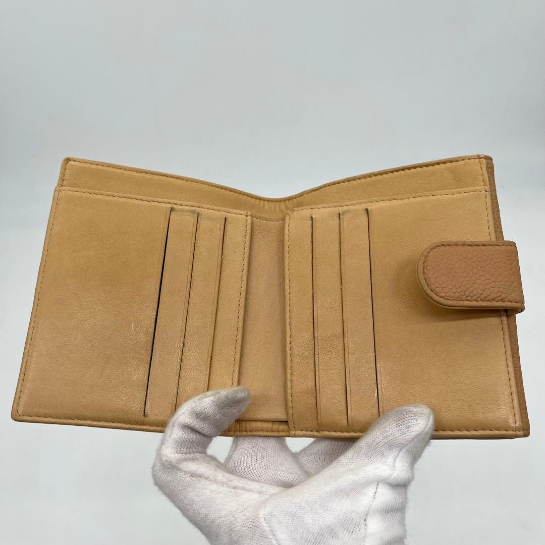 CHANEL 二つ折り財布 ココマーク キャビアスキン ロゴ入り ベージュ 本革
