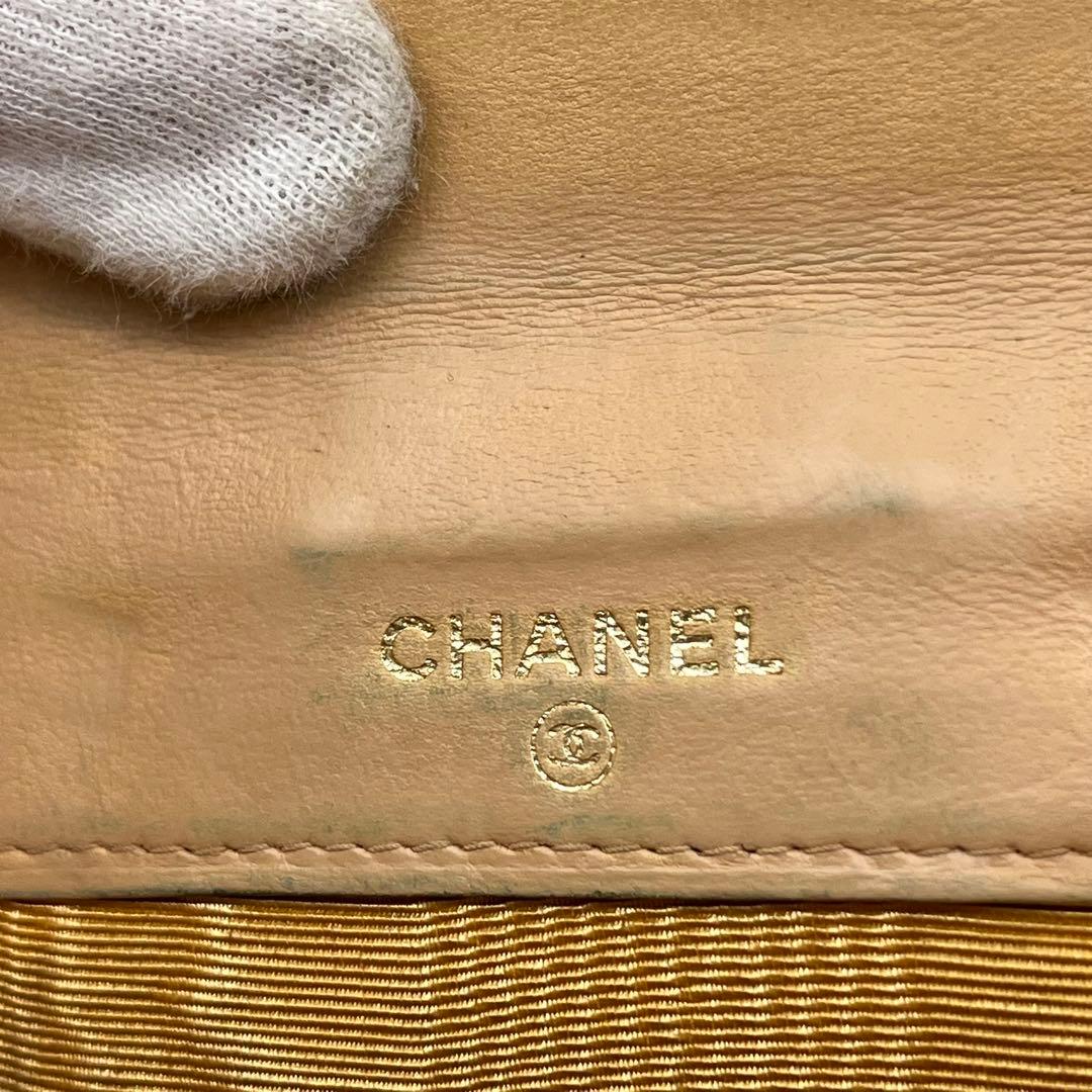 CHANEL 二つ折り財布 ココマーク キャビアスキン ロゴ入り ベージュ 本革