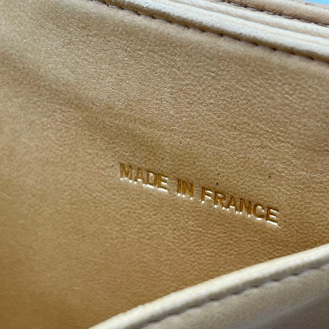 CHANEL 二つ折り財布 ココマーク キャビアスキン ロゴ入り ベージュ 本革