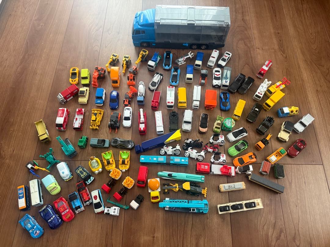トミカ　まとめ 約100台弱　コンボイ付き　カーズ 鬼滅　すみっこ等