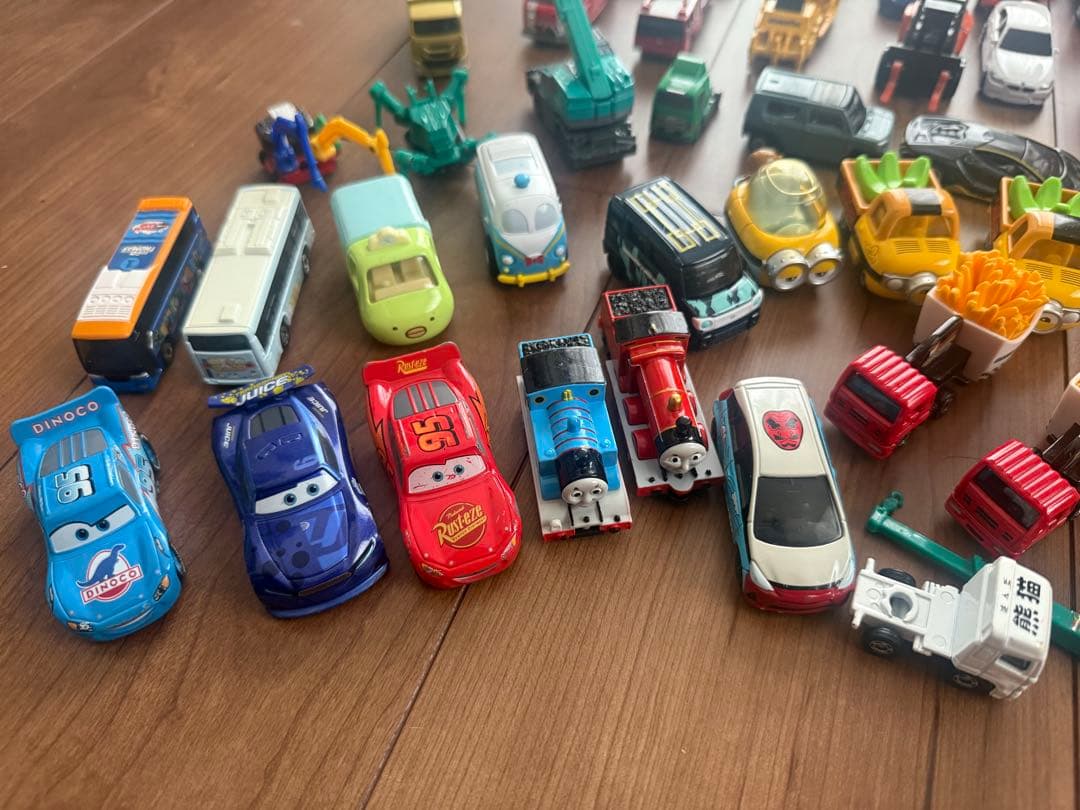トミカ　まとめ 約100台弱　コンボイ付き　カーズ 鬼滅　すみっこ等