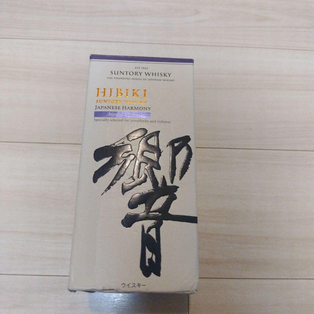 Hibiki ウイスキー 箱の底部分が少し潰れております　　3枚目写真