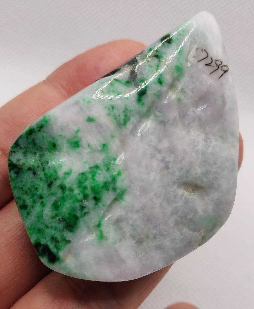 【貴重】本翡翠(発色鮮やか)のルース(85ｇ)