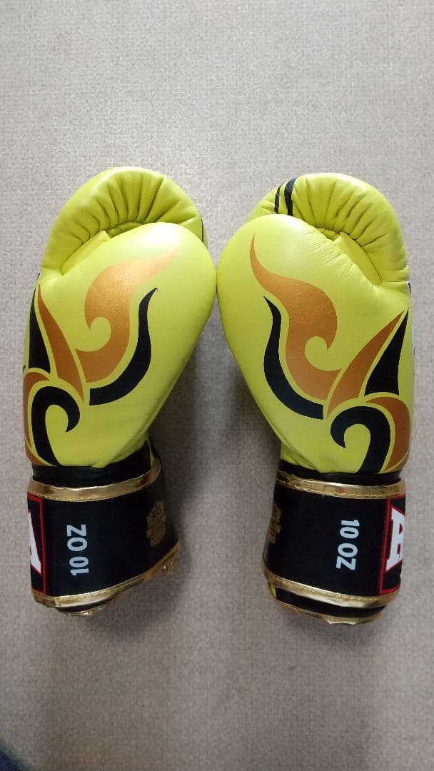多少難あり本革製RAJABOXINGボクシンググローブ10oz 黄色 タトゥー柄