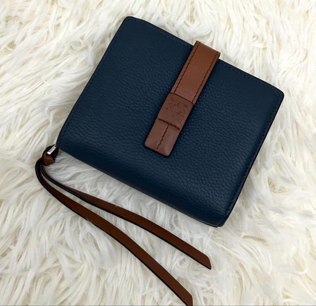 LOEWE ネイビー 二つ折り財布