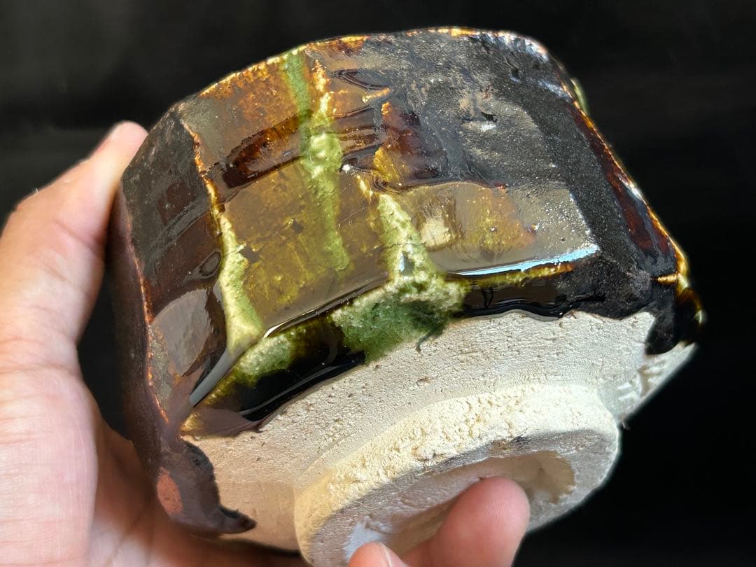 至高の究極の美◾️蔵から美しい形状と深みのある茶色と緑色の釉薬の抹茶茶碗が出てきた