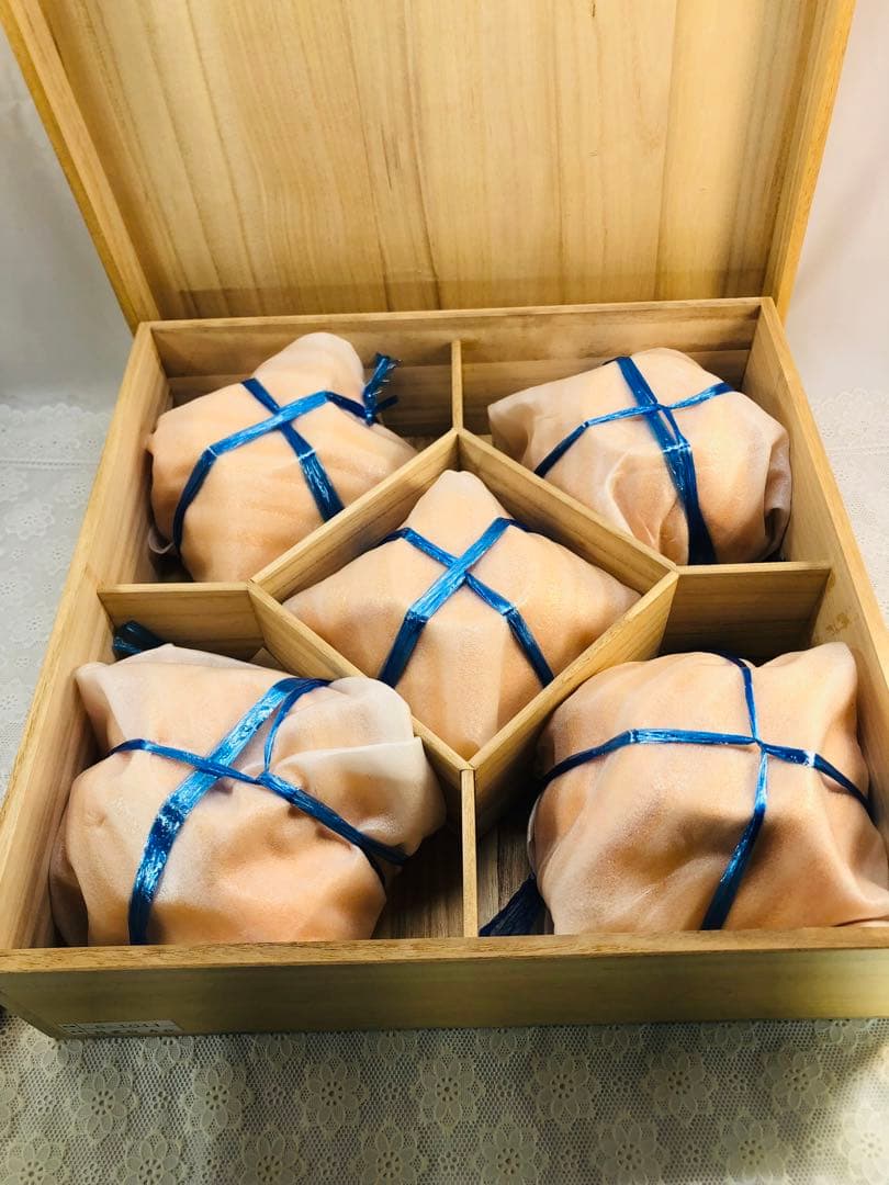 輪島塗　漆　なかたに　沈金　黒い蓋付き椀 金色の松の葉模様