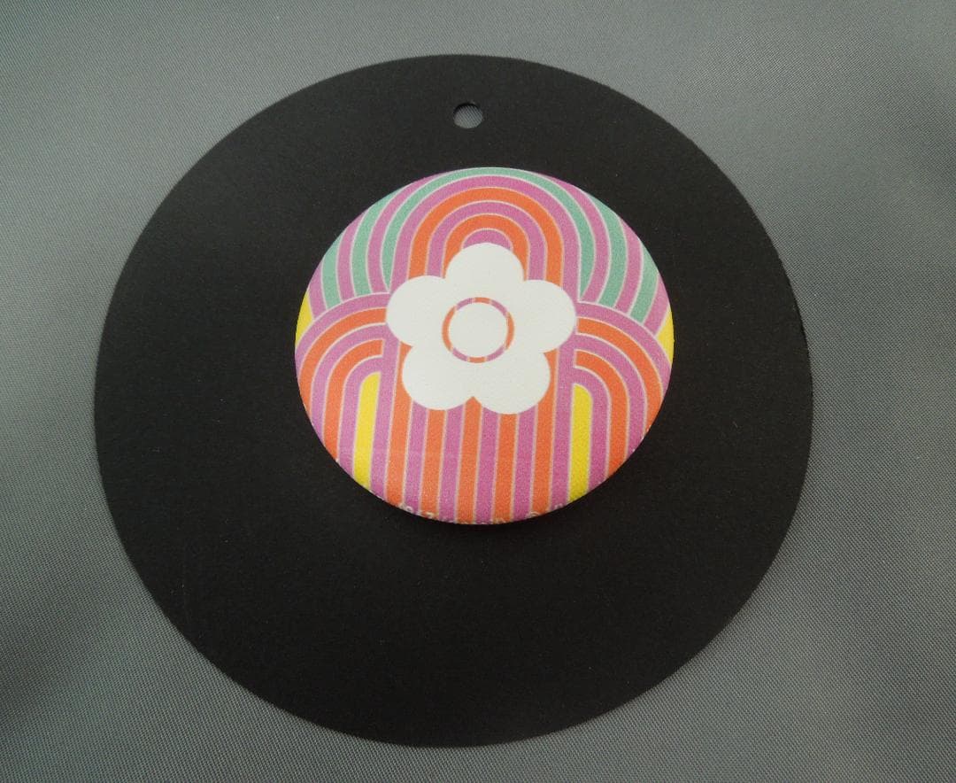 美術館グッズ【7823】　〈展覧会シリーズ〉マリー・クワント展②　布製缶バッジ