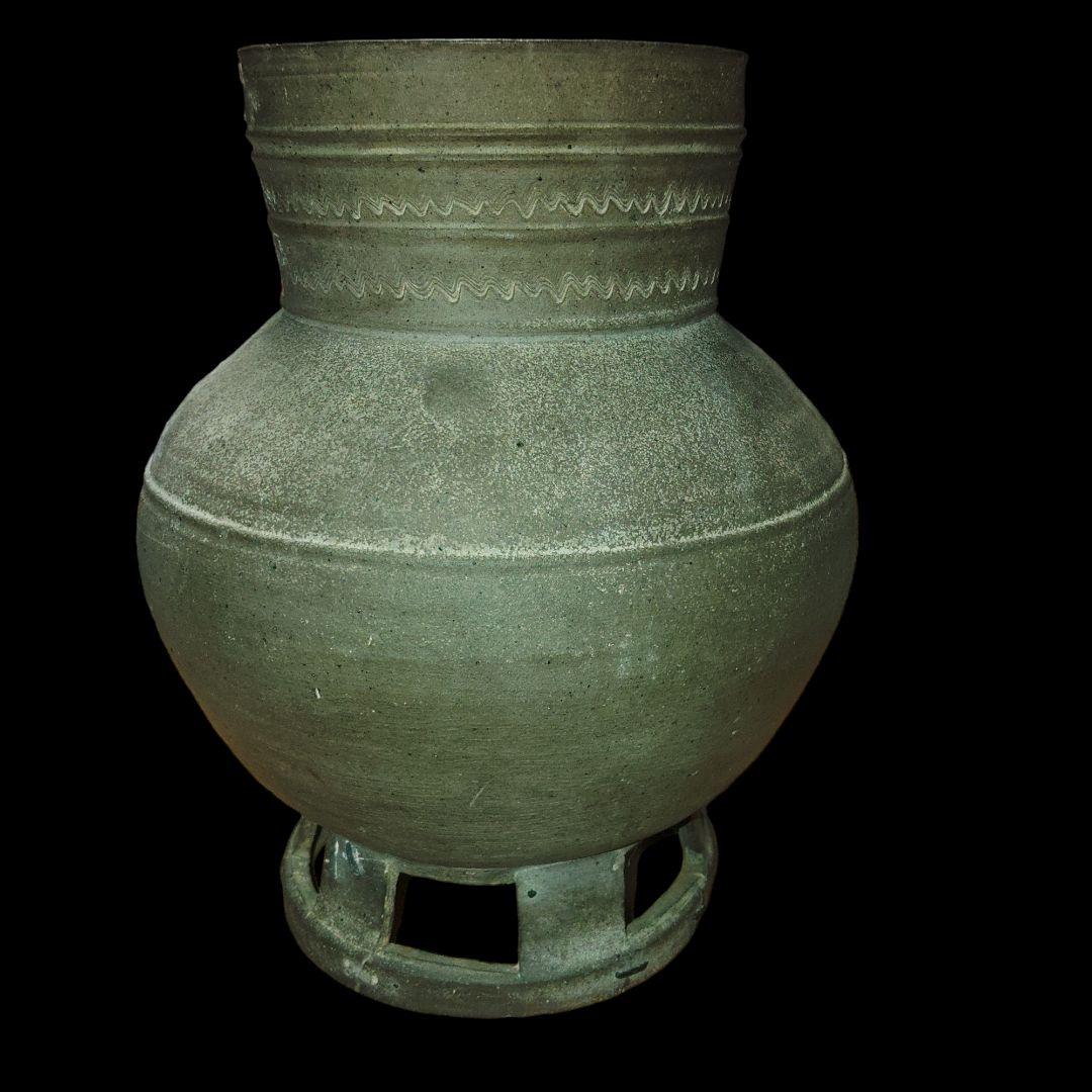 朝鮮　新羅　須恵器　台付長頸壺　5世紀