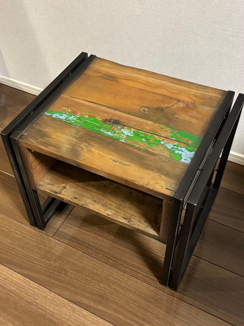 木製のカラーアクセントサイドテーブル