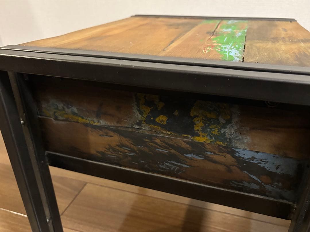 木製のカラーアクセントサイドテーブル