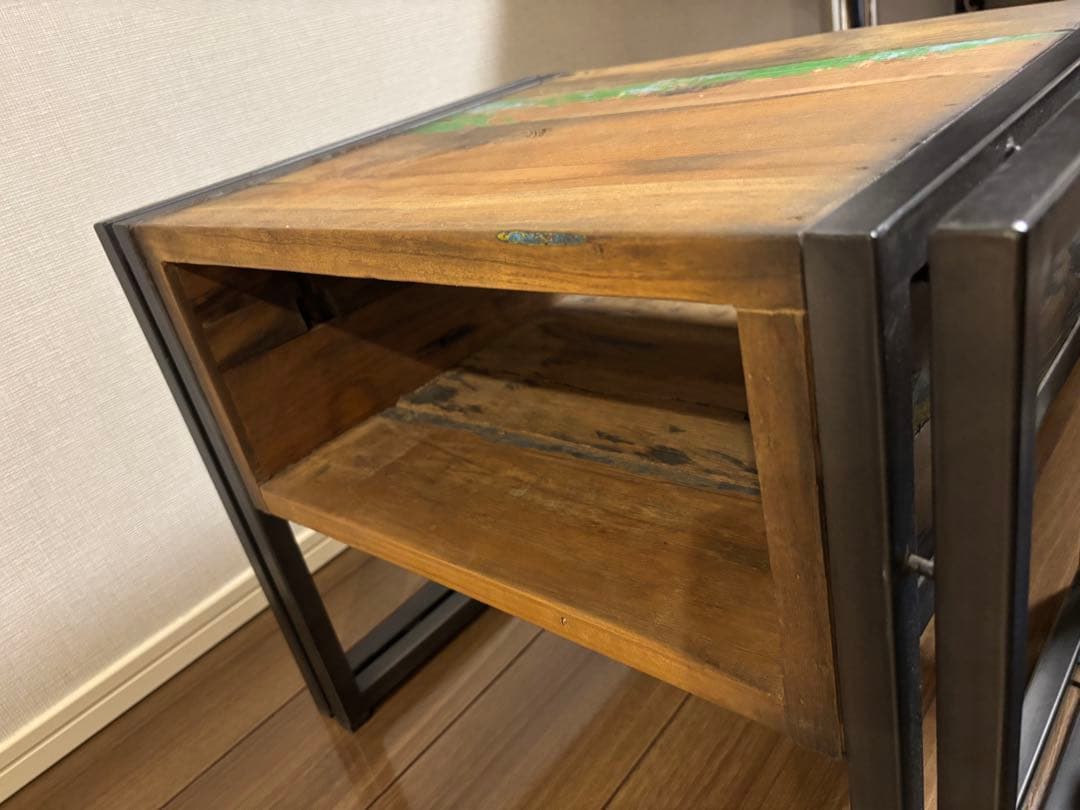 木製のカラーアクセントサイドテーブル