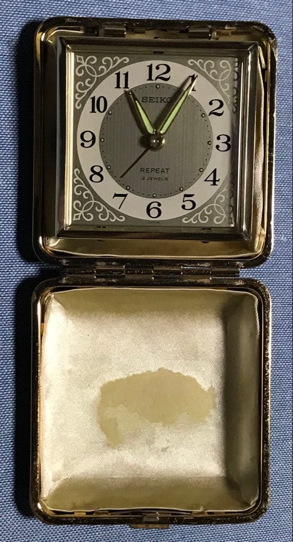 セイコーのアンティークな旅行用目覚まし時計(手巻き)