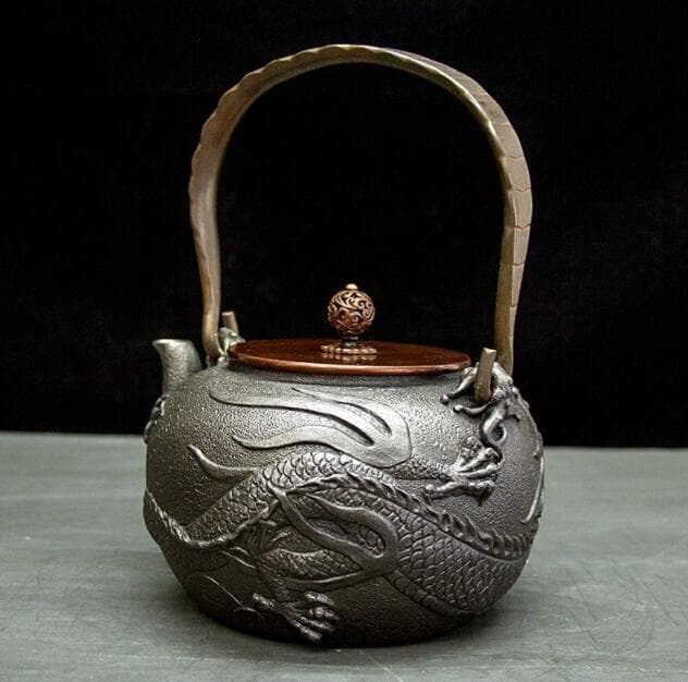 ドラゴン彫刻の鋳鉄製鉄瓶 中型 老鉄瓶 提梁壺 銅製蓋 銅製取っ手 1.3L