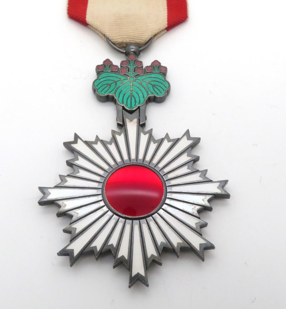1059、勳六等単光旭日章　メダル　徽章 　勲章　記章　1点