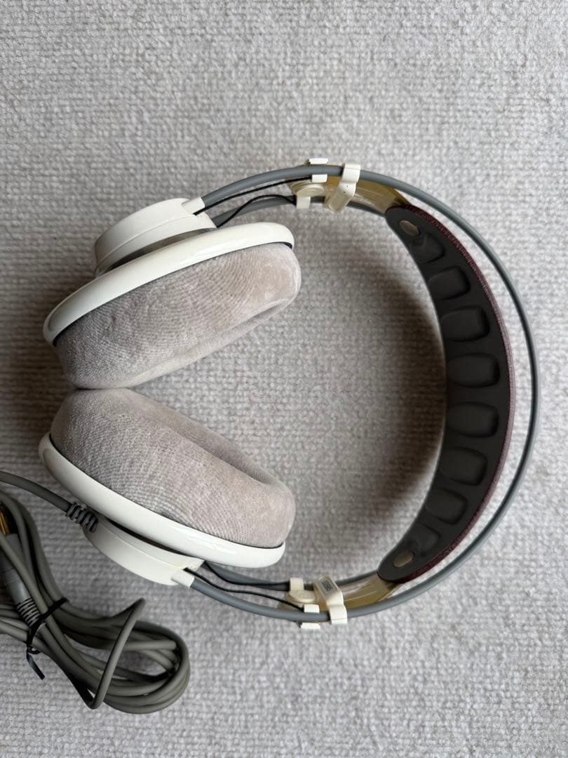 K701 有線ヘッドホン グレー/ホワイト