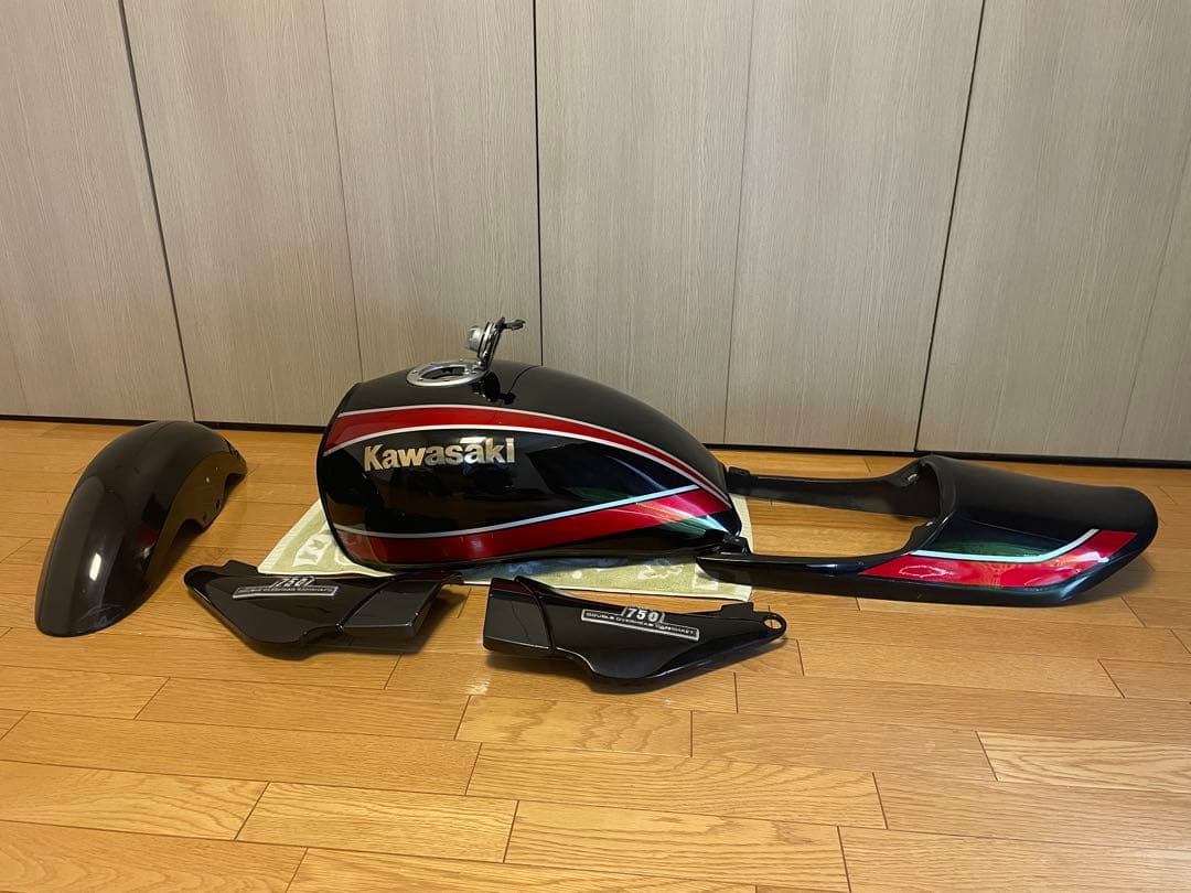 Kawasaki ゼファー750 黒赤タイガー　外装セット