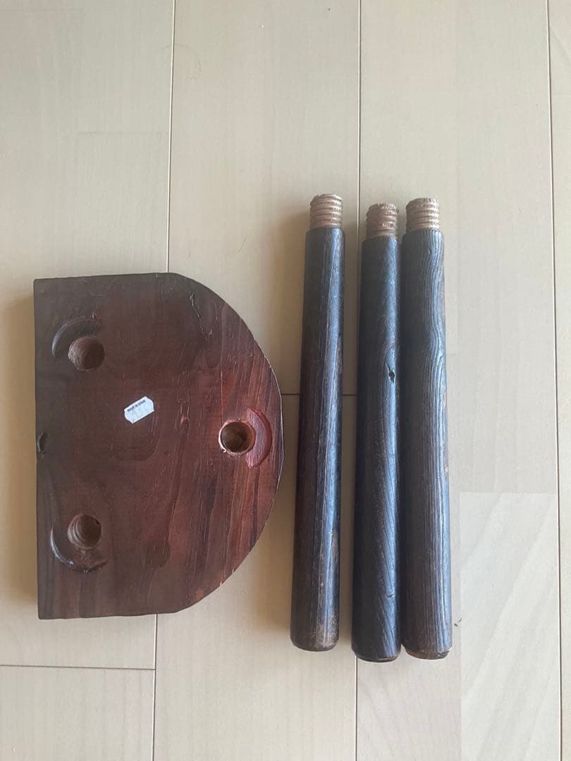 アンティーク スペイン産木製半円形スツール 3本脚