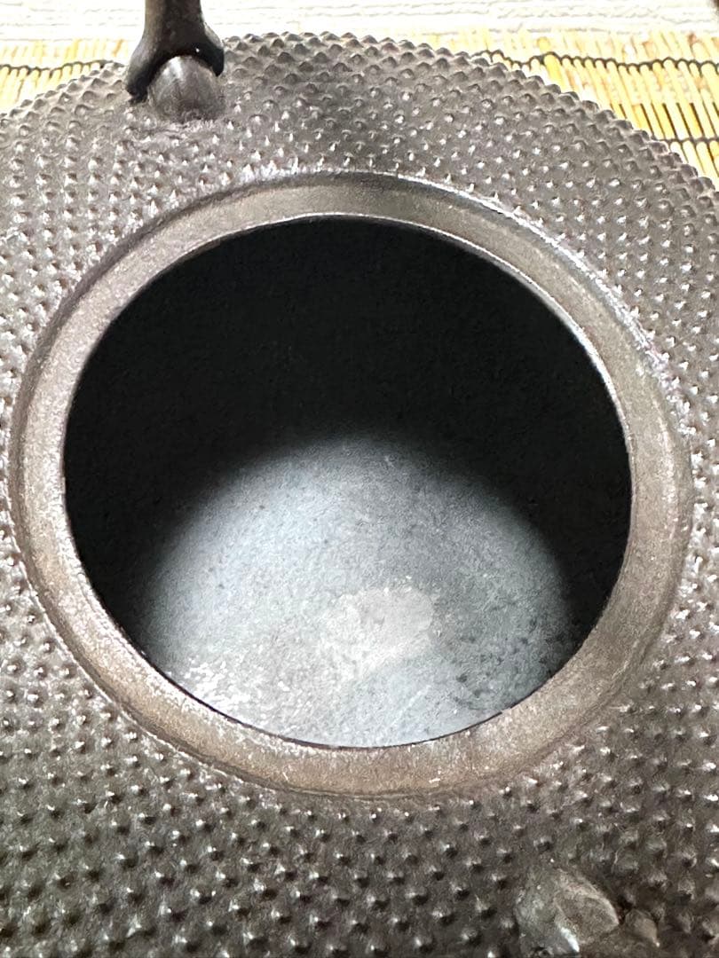 新品、供箱等付属品付　南部藤枝工房　藤枝　昌行作　１２型アラレ　南部鉄瓶