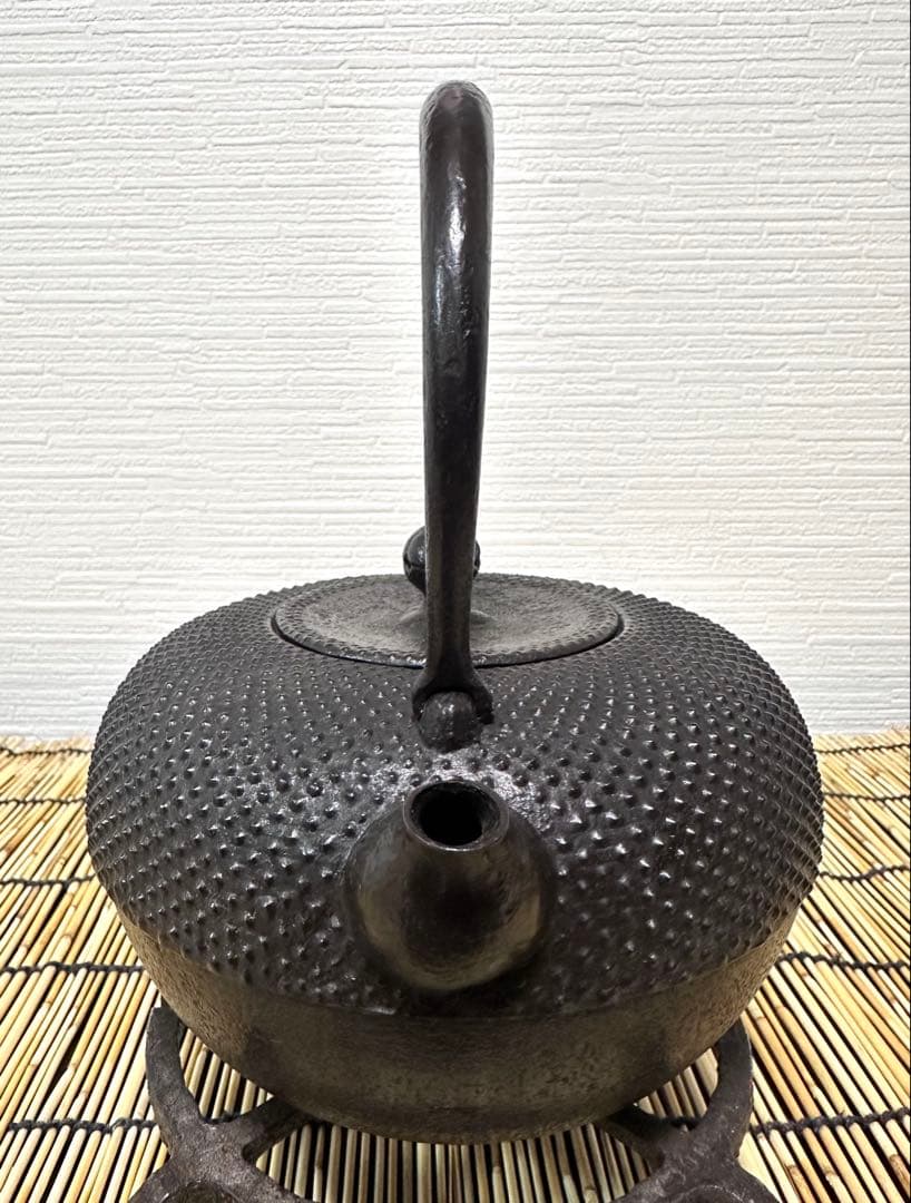 新品、供箱等付属品付　南部藤枝工房　藤枝　昌行作　１２型アラレ　南部鉄瓶