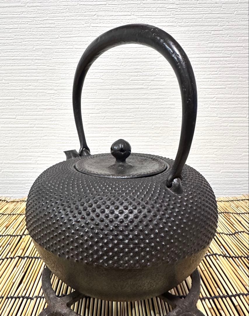 新品、供箱等付属品付　南部藤枝工房　藤枝　昌行作　１２型アラレ　南部鉄瓶