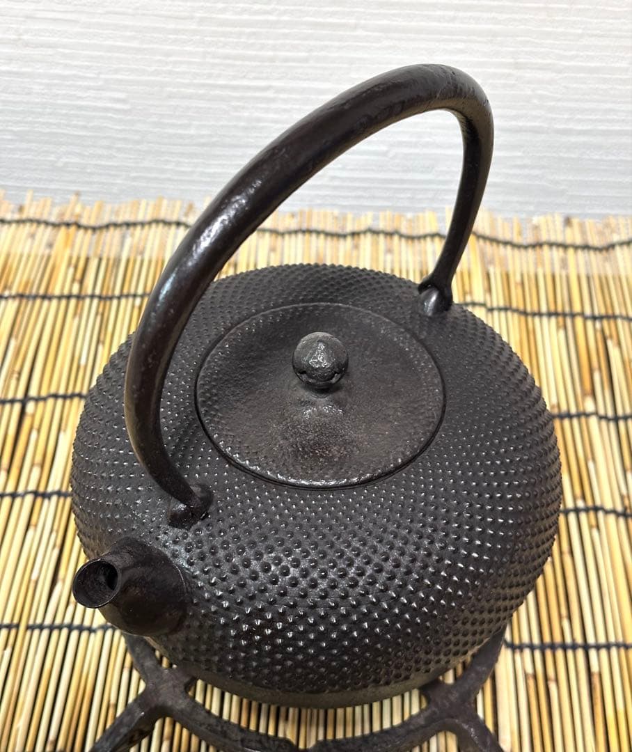 新品、供箱等付属品付　南部藤枝工房　藤枝　昌行作　１２型アラレ　南部鉄瓶