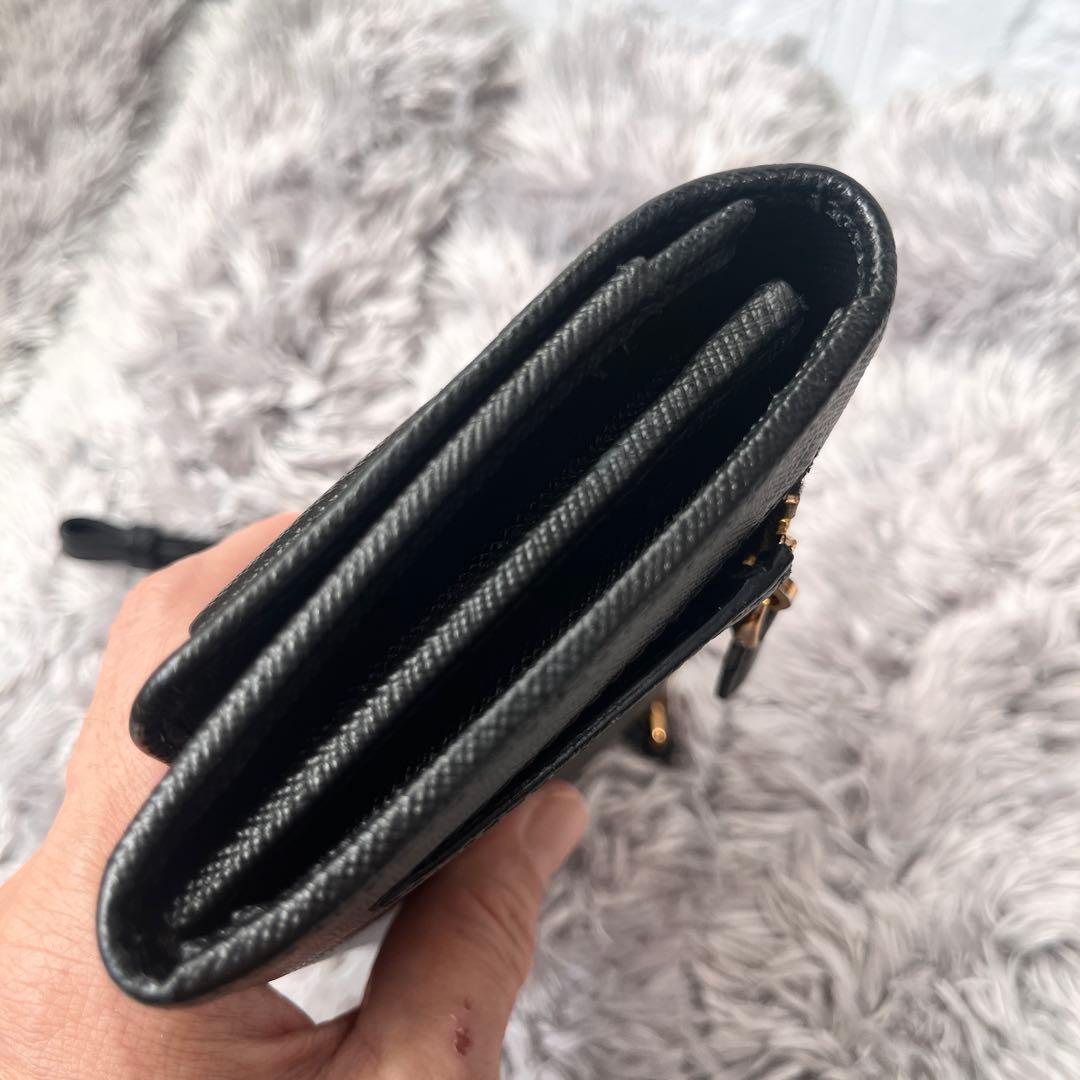 美品✨PRADA ストラップ付　財布　フィオッコ　サフィアーノ　ブラック　メタル