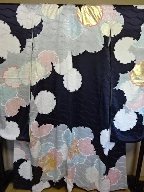 振り袖　黒地に雪の輪柄