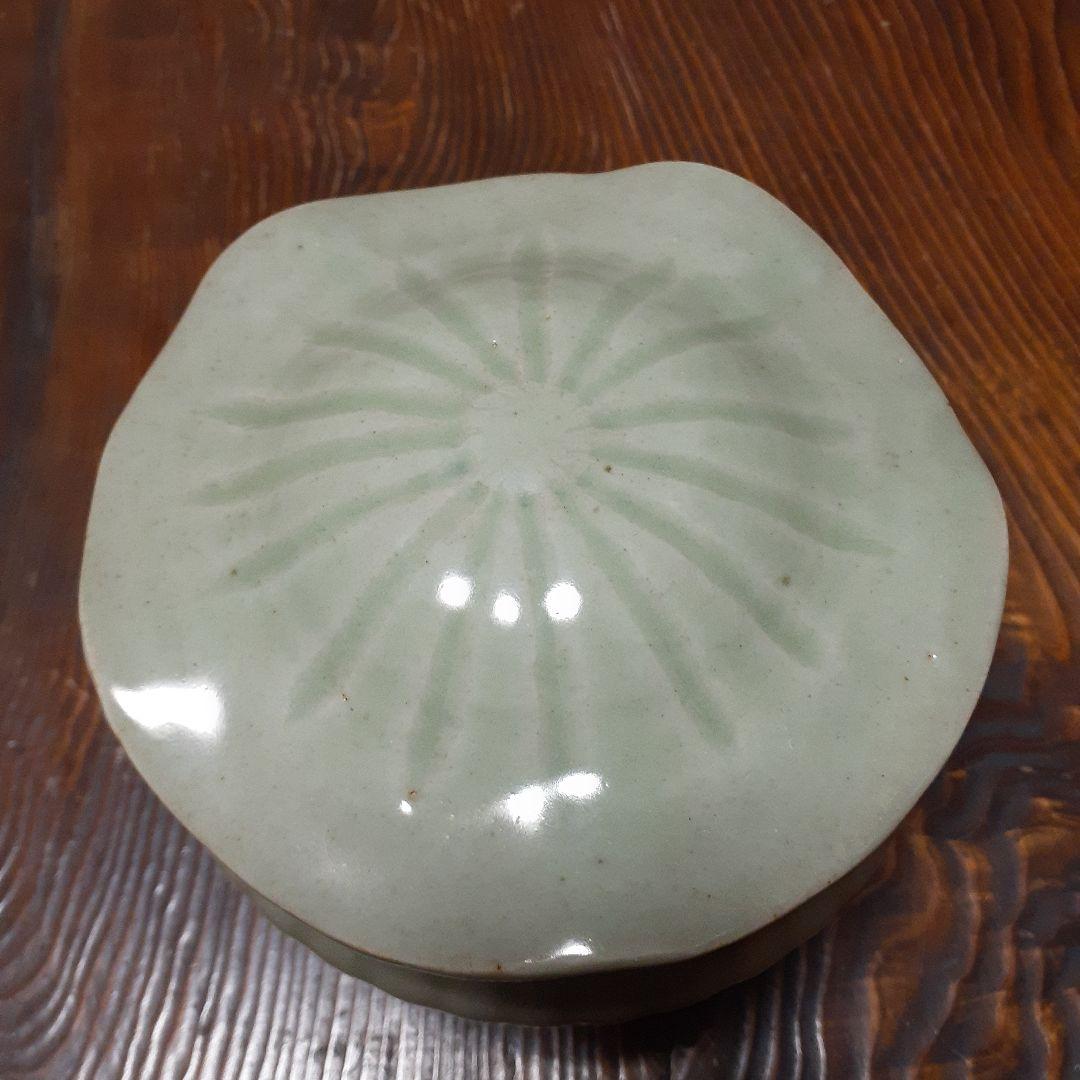 元～明時代龍泉窯青磁縞紋合子