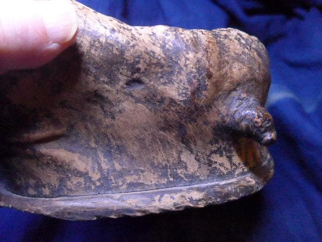 大変古い、自然の古木を使った木製小物入れ 自然な形状