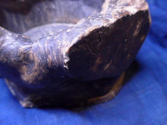 大変古い、自然の古木を使った木製小物入れ 自然な形状