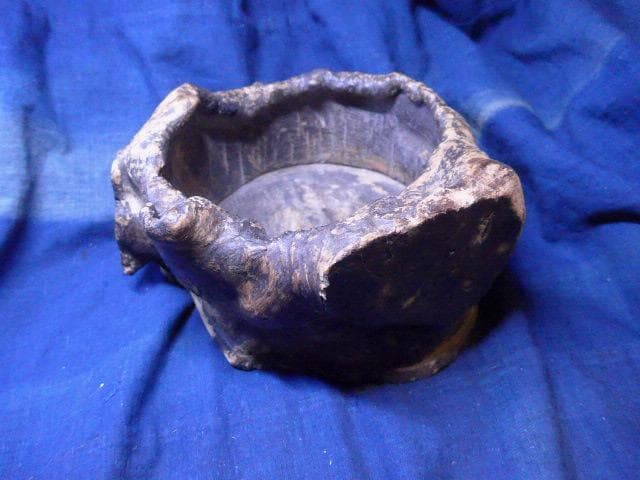 大変古い、自然の古木を使った木製小物入れ 自然な形状