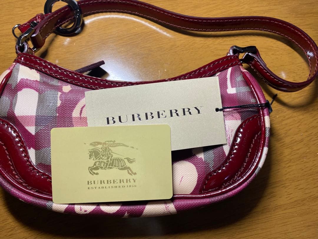 BURBERRY ハンドバッグ ハート型チャーム付き