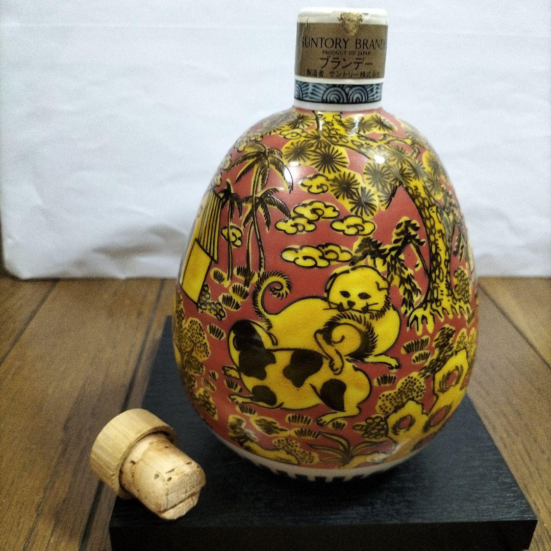 空き瓶　サントリーブランデー【九谷焼 蕪型紅地黄彩犬遊文】木箱、台座、巾着袋付き