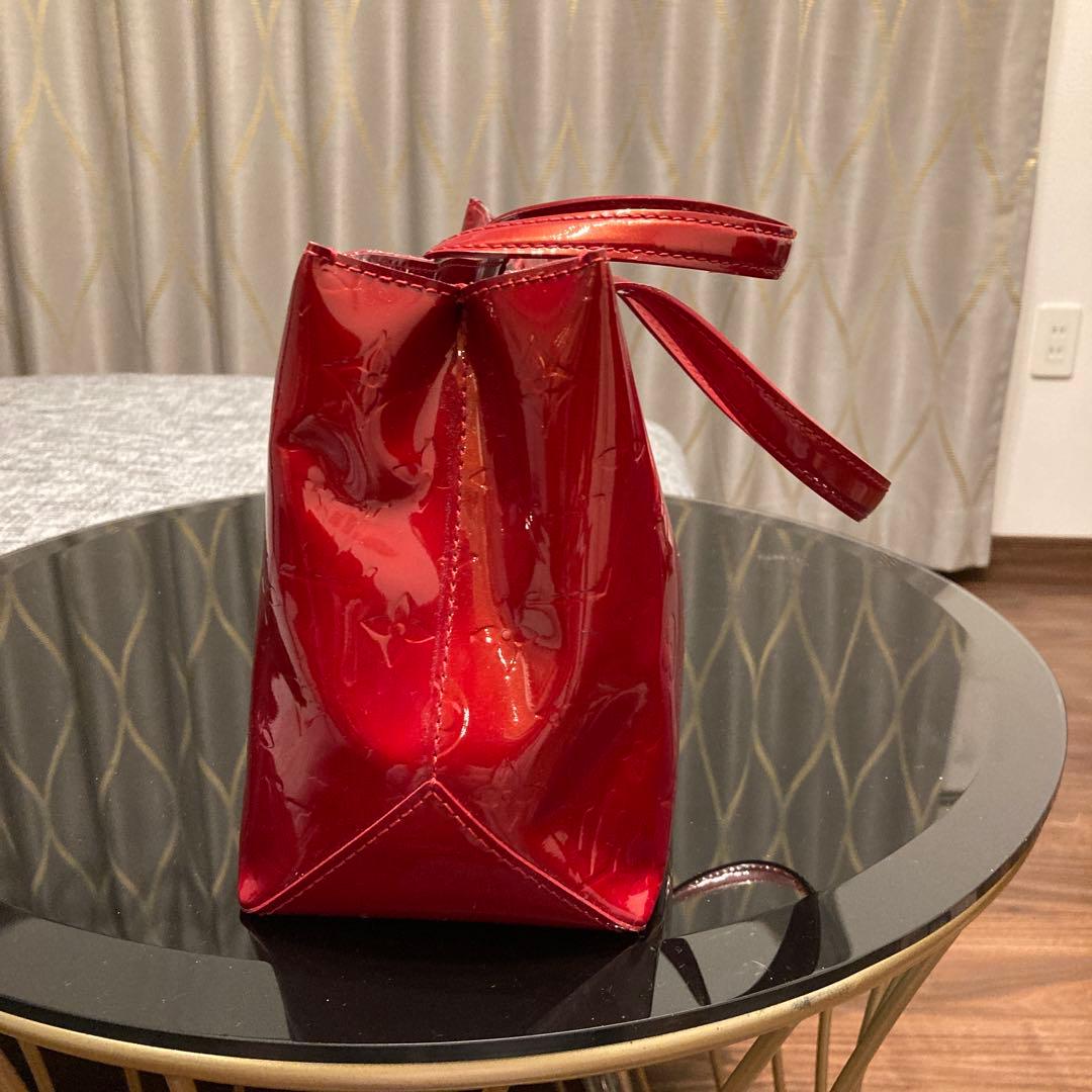 ルィヴィトン　赤 ハンドバッグ ロゴ入り