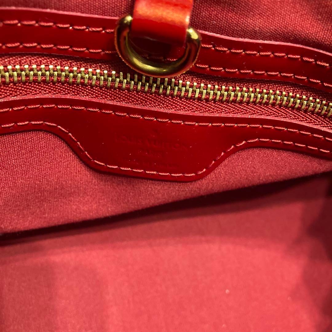 ルィヴィトン　赤 ハンドバッグ ロゴ入り