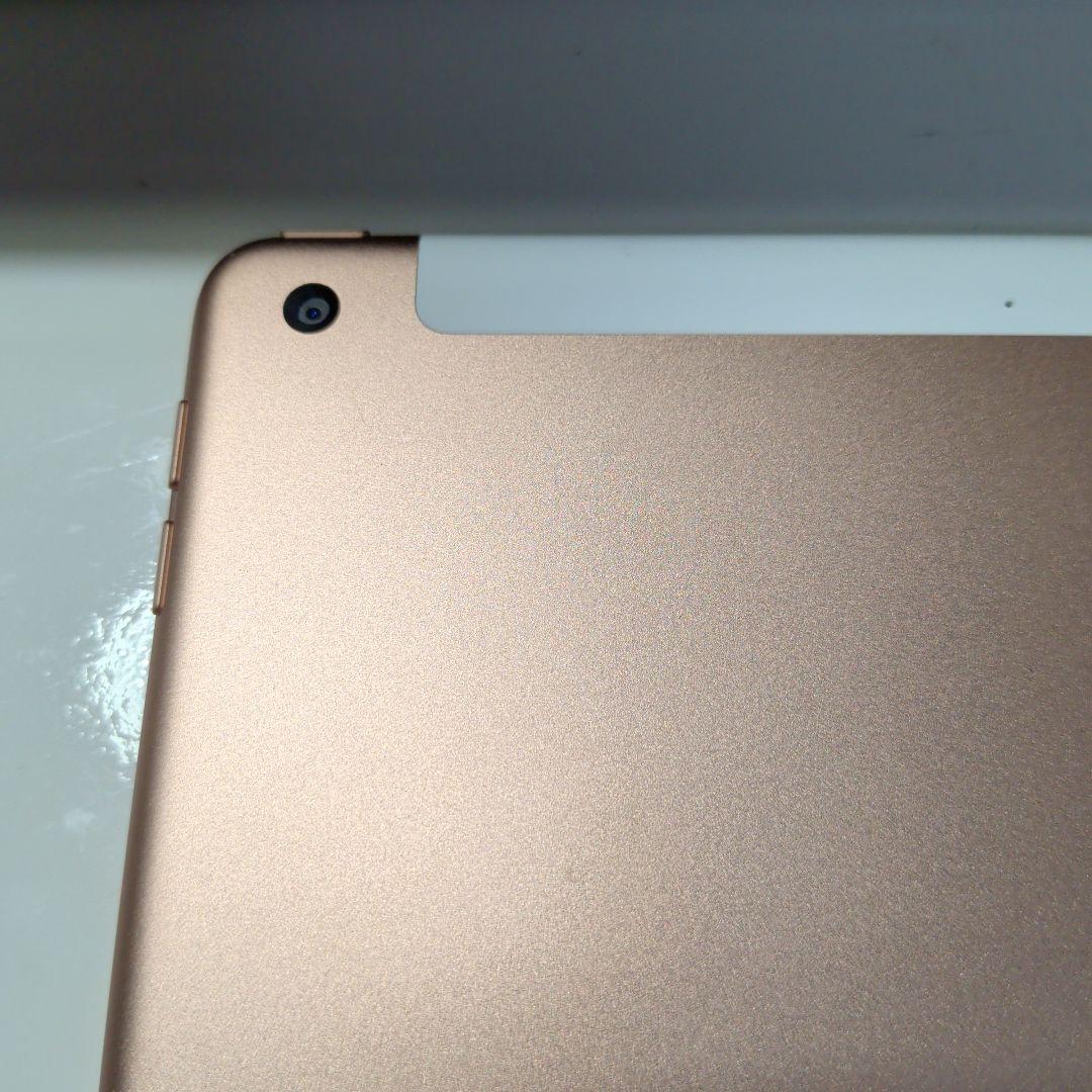 Apple iPad　第8世代　128GB　ゴールド　充電ケーブル付き