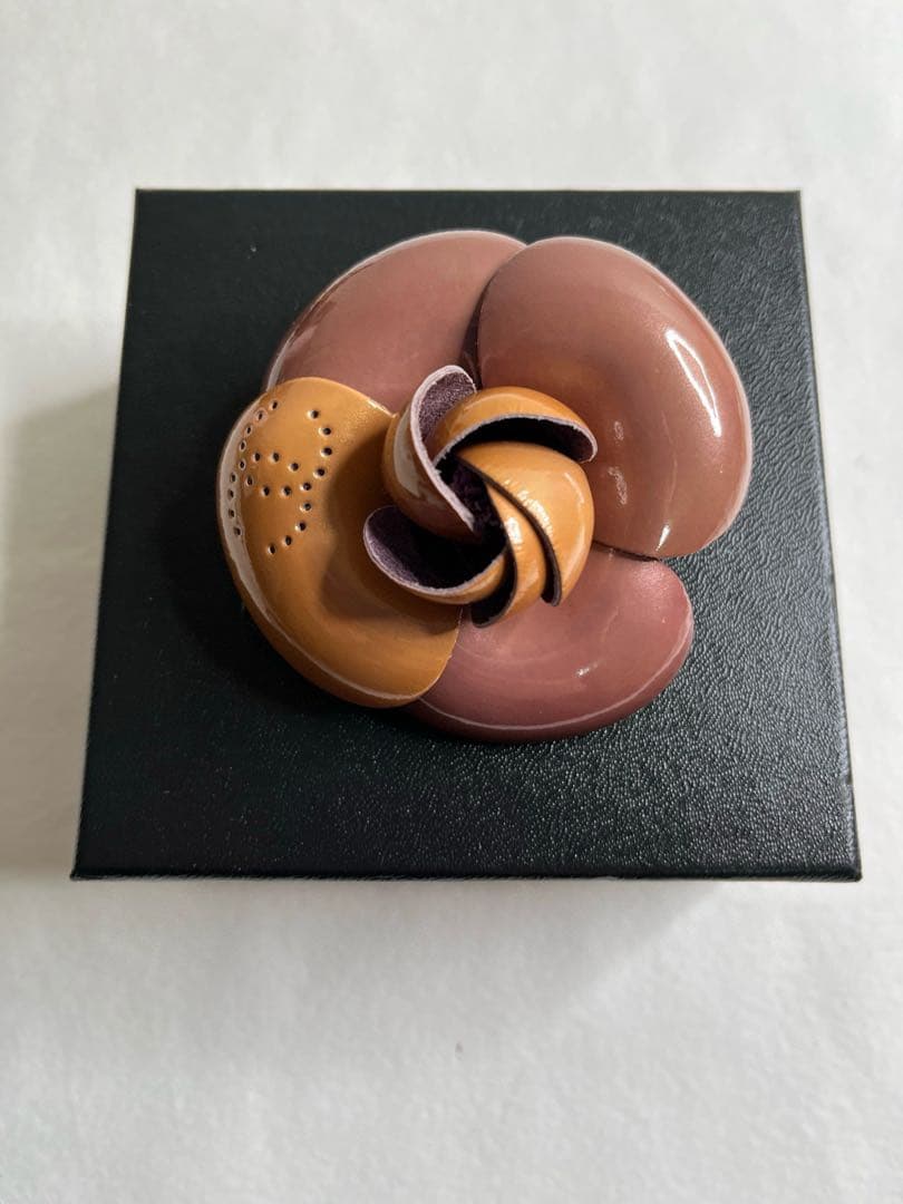 シャネルブローチ ブラウンレザー ケース付き 3EE80851661-0051