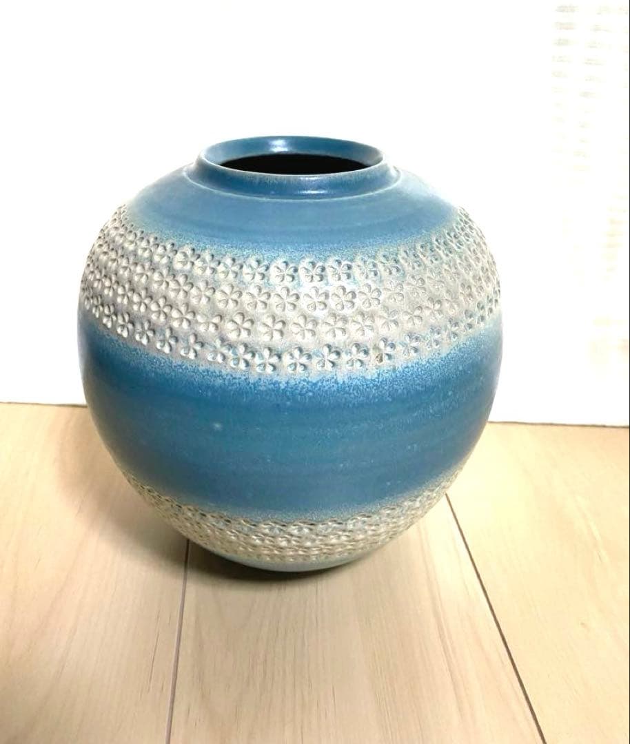 青釉点線文花生　青と白の花瓶 上部と下部に小さな花のような点線模様（象嵌）あり