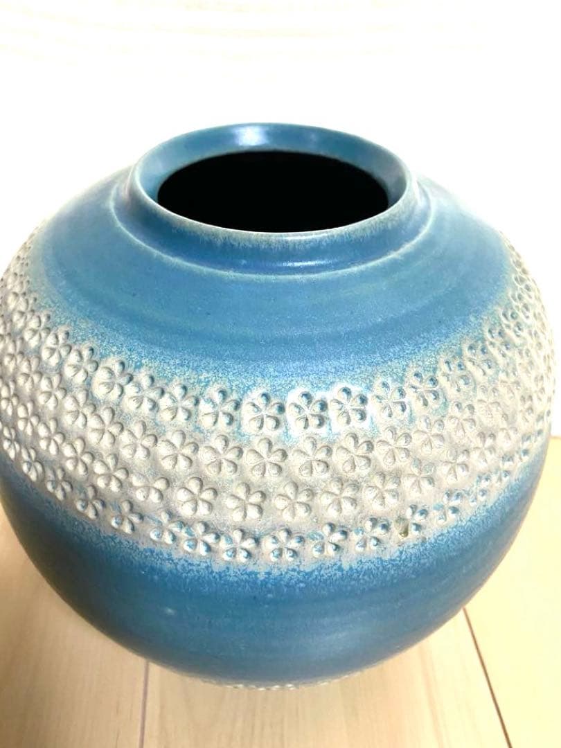 青釉点線文花生　青と白の花瓶 上部と下部に小さな花のような点線模様（象嵌）あり