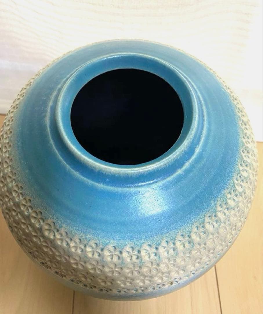 青釉点線文花生　青と白の花瓶 上部と下部に小さな花のような点線模様（象嵌）あり